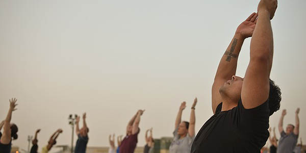 clases de yoga gratuitas en parques de todo el mundo
