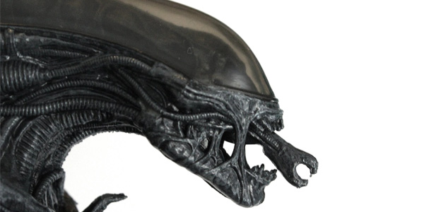 Pack Alien: Hissing Xenomorph And Illustrated Book chollazo en Amazon