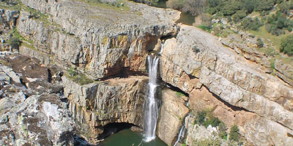 Cascada Cimbarra en Jaén con alojamientos baratos