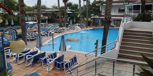 medidas de seguridad en las fases 2 y 3 de la desescalada en las piscinas de hotel de las urbanizaciones