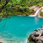 Nacimiento Urederra en Navarra escapada de senderismo barata