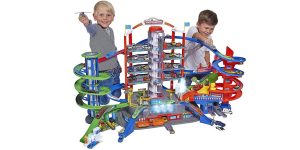 Garaje Super City de 7 plantas con 6 coches y tren motorizado barato en Amazon