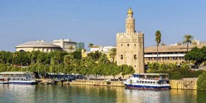Sevilla escapada romántica paseo Guadalquivir barco chollo