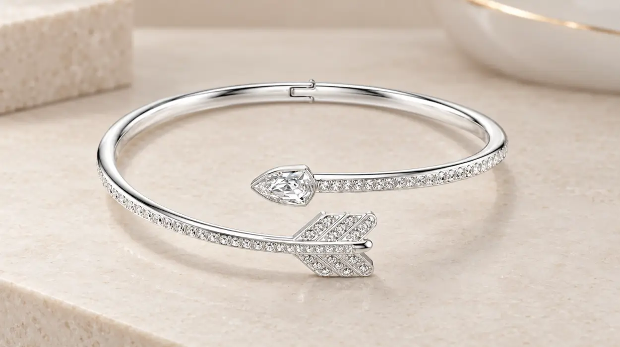 Brazalete Swarovski Idyllia con diseño de flecha y baño de rodio