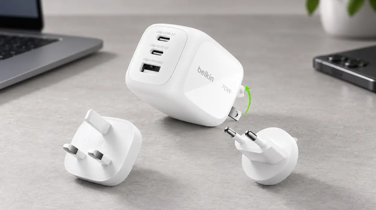 Cargador Belkin BoostCharge Pro GaN de 70 W con 2 puertos USB-C y 1 USB-A