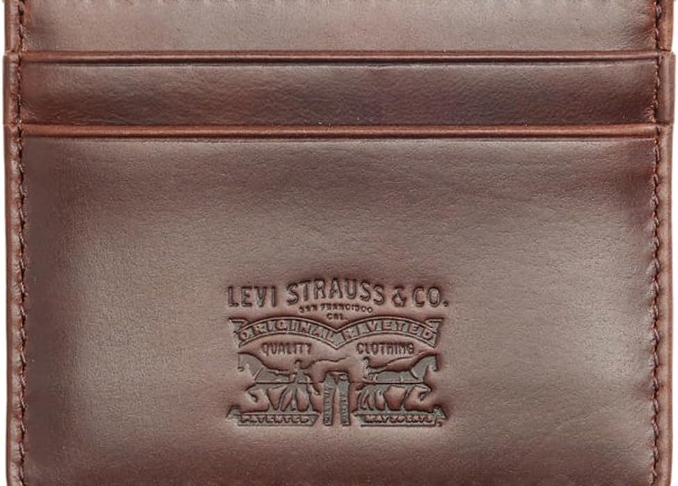 Elegancia y practicidad en el tarjetero Levi's de piel para mujer