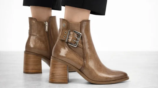 Botines de charol con tacón ancho XTI para mujer