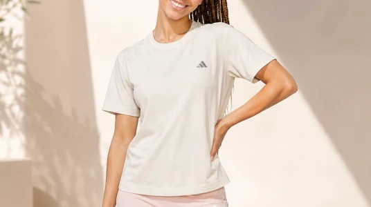 Camiseta Adidas Essentials Small Logo para mujer