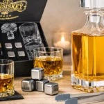 Set de regalo Whisiskey con decantador de whisky de 700 ml, 2 vasos de 310 ml, 2 posavasos, 4 piedras y pinzas