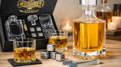 Set de regalo Whisiskey con decantador de whisky de 700 ml, 2 vasos de 310 ml, 2 posavasos, 4 piedras y pinzas