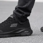 Skechers Arch Fit negras para hombre