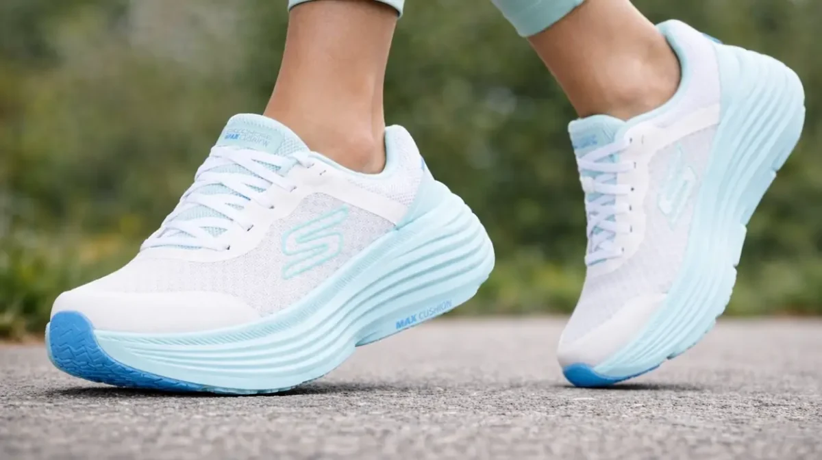 Pisada ultrasuave, estructura ligera y un diseño favorecedor: Las Skechers Max Cushioning para mujer