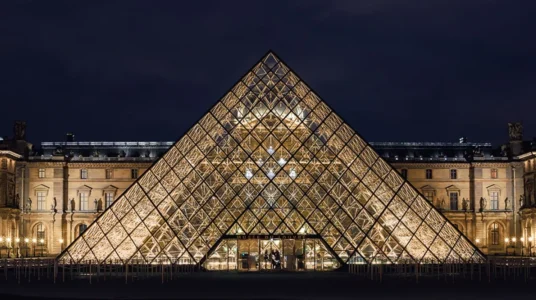 acceso nocturno al Museo del Louvre gratis