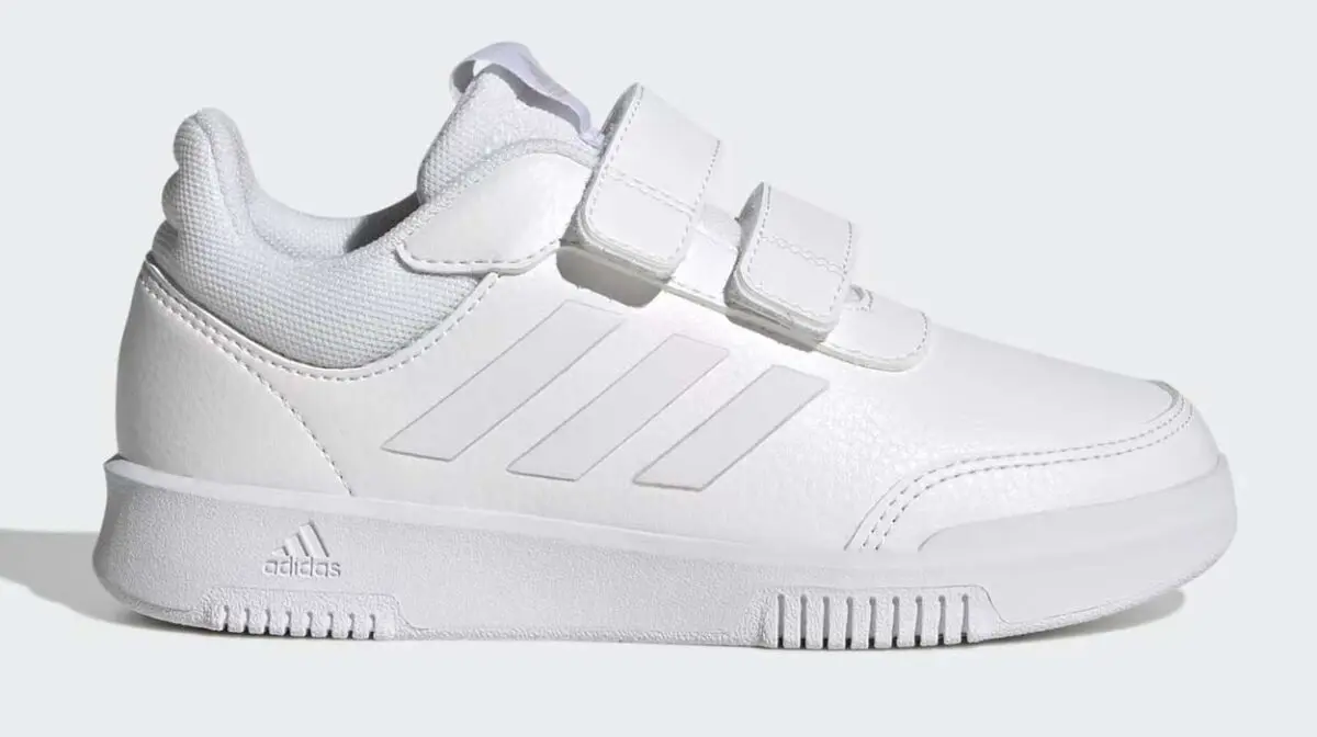 Amazon rebaja a sólo 17,95€ estas zapatillas infantiles Adidas Tensaur completamente blancas