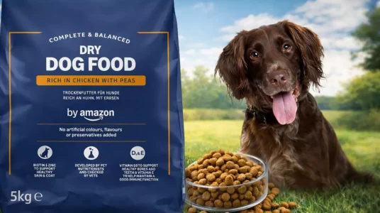 Alimento seco completo para perro adulto by Amazon rico en pollo con guisantes de 5 kg