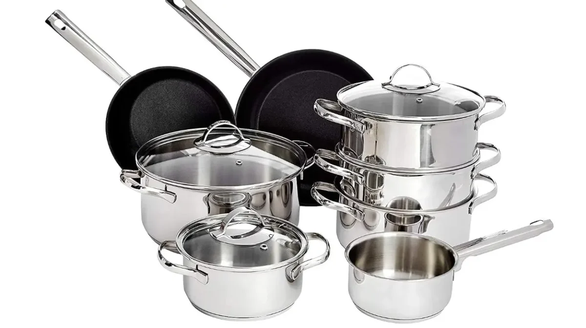Renueva todo tu menaje de golpe con este juego de 11 piezas Amazon Basics con ollas y sartenes por sólo 88,40€ (36% de descuento)