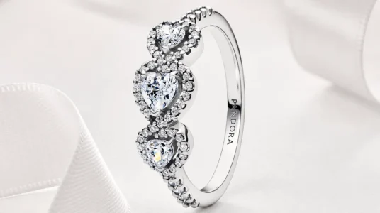 Pandora Anillo de Plata para Mujer con diseño de Corazón Trilogía
