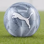 Balón de fútbol Puma Final Graphic 3 con diseño de 32 paneles