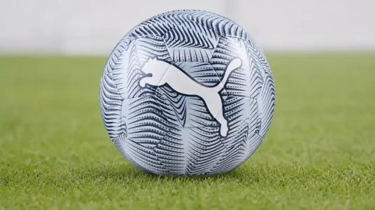 Balón de fútbol Puma Final Graphic 3 con diseño de 32 paneles