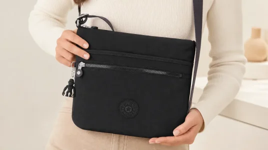 Bandolera mediana Kipling Arto en color negro con múltiples bolsillos