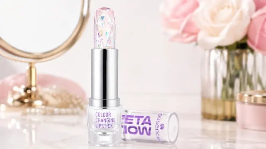 Barra de labios Essence MEta GLow