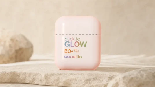 Barra solar facial Sensilis Glow Stick SPF50 de 10 g para reaplicar sin tocar la piel