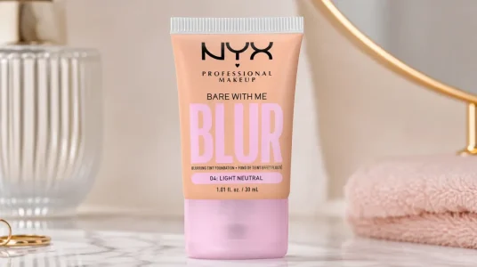 Base de maquillaje NYX Professional Makeup Bare With Me Blur Skin Tint de 30 ml