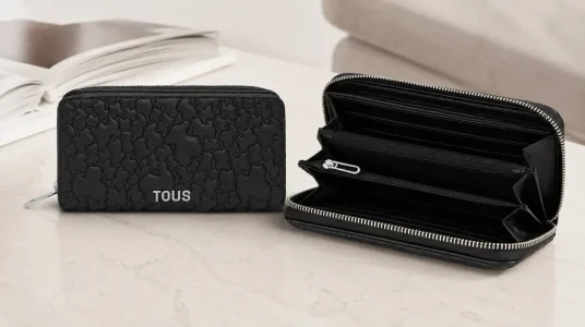 Billetera negra para mujer de Tous con cremallera, cómoda y elegante