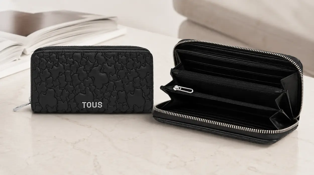 Billetera negra para mujer de Tous con cremallera, cómoda y elegante