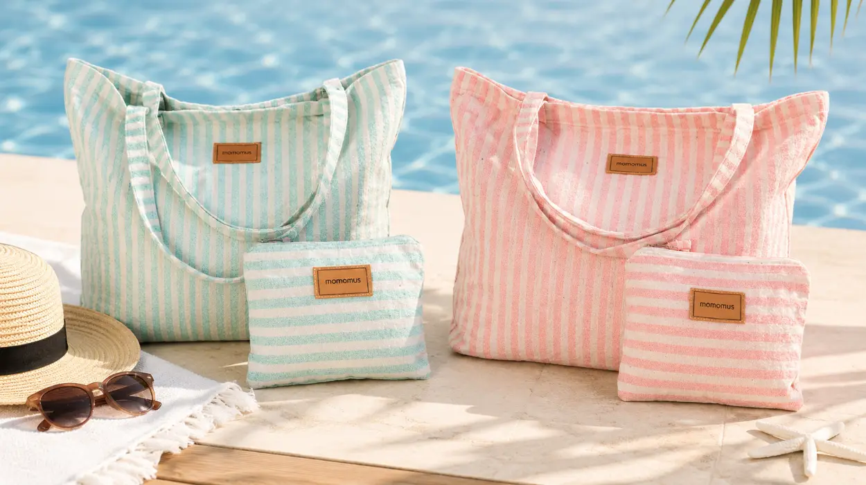 Organiza tus días de playa con estas bolsas XXL de algodón con cartera a juego