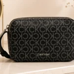 Bolso bandolera Calvin Klein CK Must Camera Bag Mono pequeño en negro