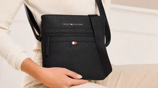 Bolso bandolera Tommy Hilfiger Essential PU pequeño para mujer, elegante y compacto
