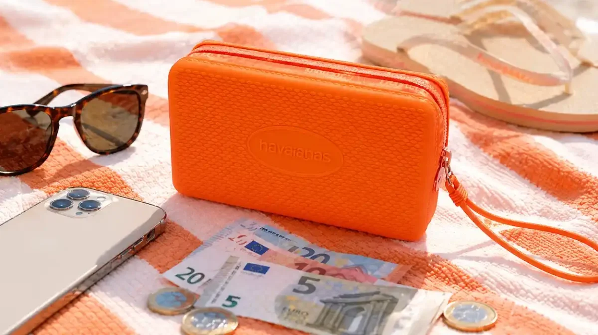 Tus básicos a salvo y con estilo en la playa: Mini Bag de silicona Havaianas por menos de 12€