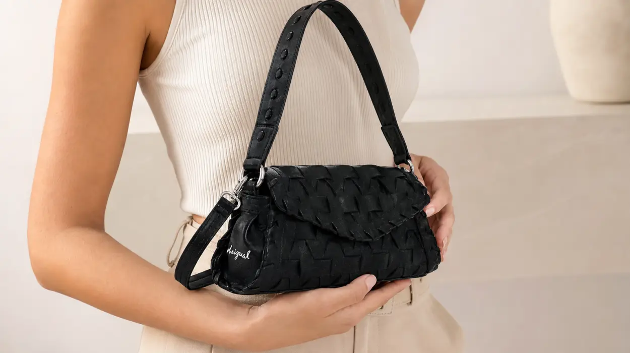 Bolso bandolera Desigual Argon Zarauz, diseño moderno y funcional