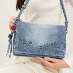 Bolso bandolera Desigual Half Logo Venecia 4.0 Crossbody Bag en denim gris azulado
