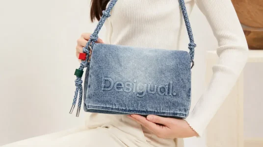 Bolso bandolera Desigual Half Logo Venecia 4.0 Crossbody Bag en denim gris azulado