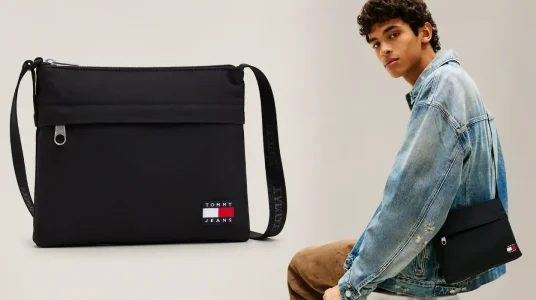 Bolso pequeño Tommy Jeans TJM Ess Daily Ripstop Sacoche AM0AM14213 en color beige