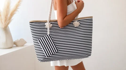 Bolso de playa negro y blanco con cremallera y diseño a rayas