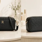 Bolso bandolera Tommy Hilfiger Th Daily Camera Bag Mono en negro