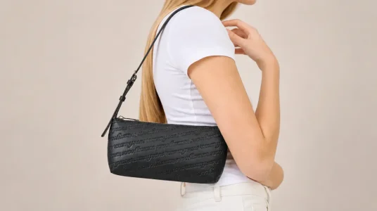 Bolso de hombro Tommy Jeans TJW Must AOP para mujer, negro
