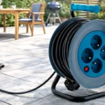 Enrollacables doméstico de 15 metros con 4 enchufes