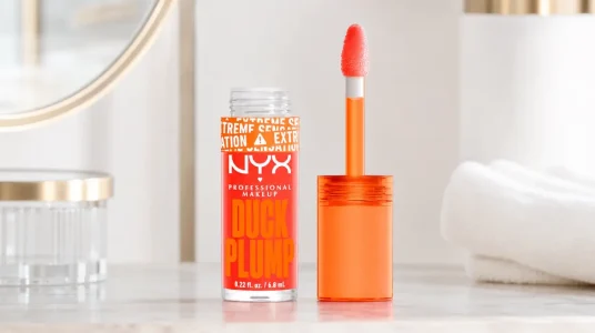 Brillo de labios NYX Professional Makeup Duck Plump con efecto volumen y jengibre picante, tono Peach Out