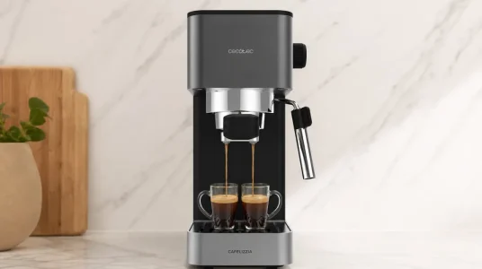 Cafetera express manual Cecotec Cafelizzia 690 con vaporizador y depósito de 1,5 l