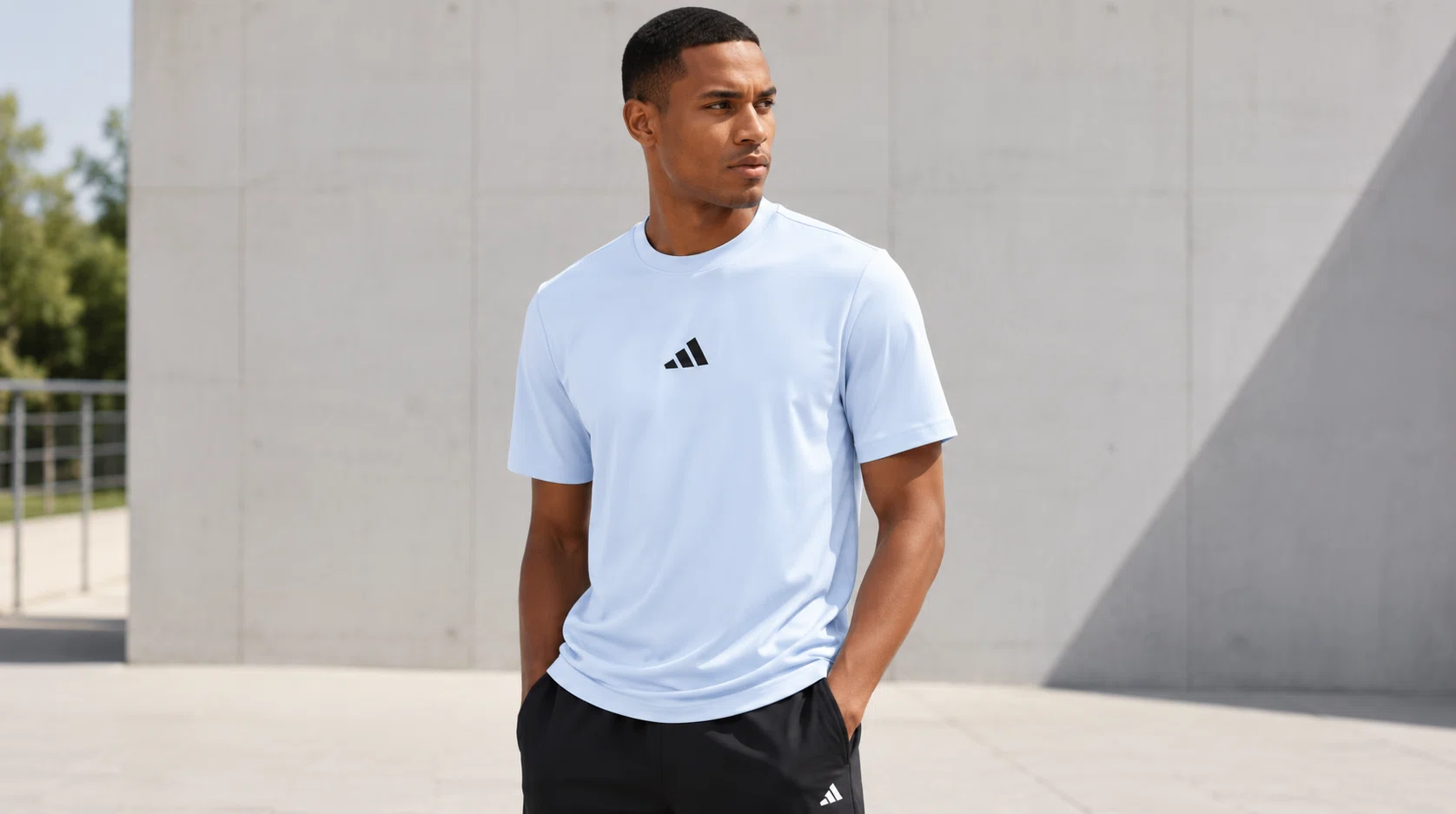 Camiseta Adidas Essentials Small Logo en azul cielo