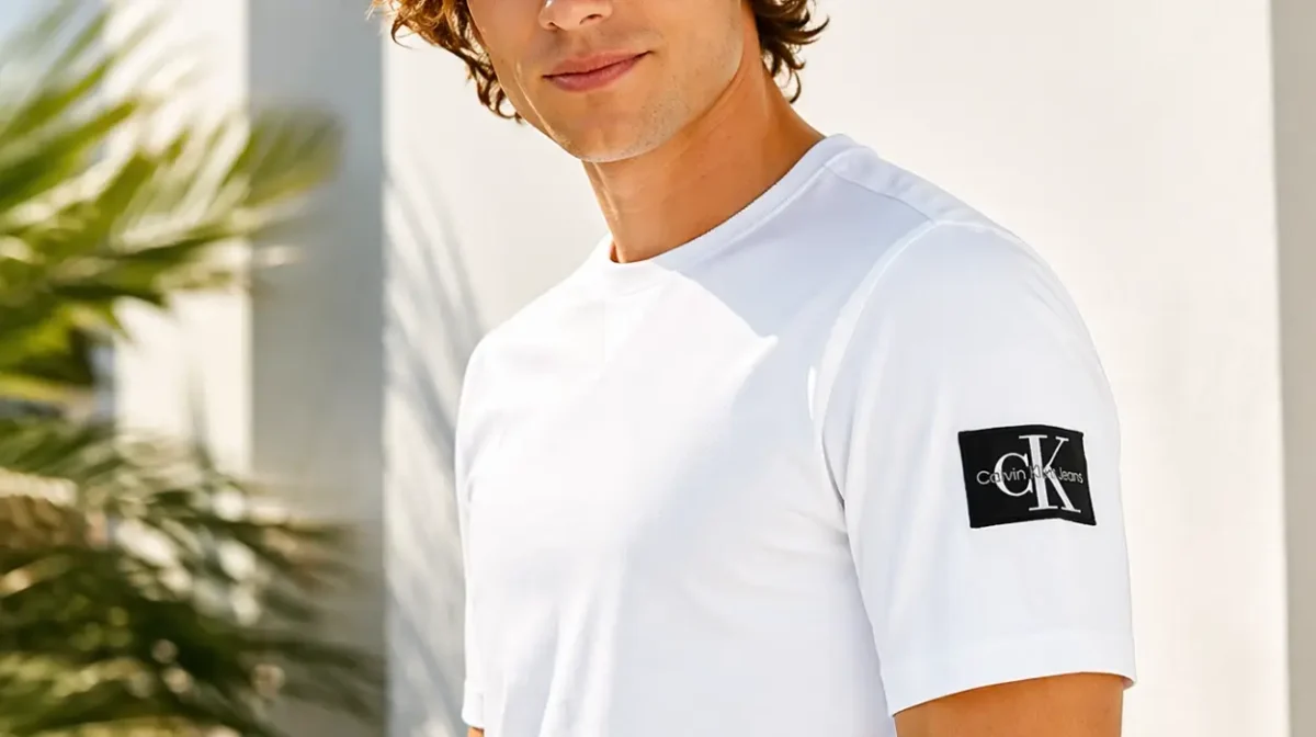 La camiseta de Calvin Klein que combina con todo: diseño limpio y corte cómodo para hombre