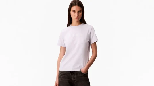 Camiseta Calvin Klein de manga corta para mujer con logo en color morado