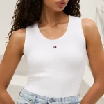 Camiseta de tirantes Tommy Jeans para mujer, corte slim fit en color blanco