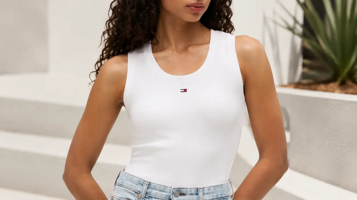 Camiseta de tirantes Tommy Jeans Essential Rib para mujer, corte slim fit en color blanco