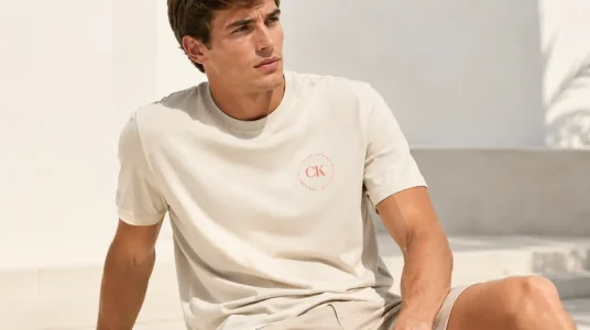 Camiseta Calvin Klein de manga corta para hombre con logotipo en beige