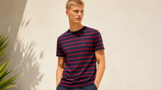 Camiseta de manga corta Tommy Jeans para hombre con logotipo en tonos oscuros